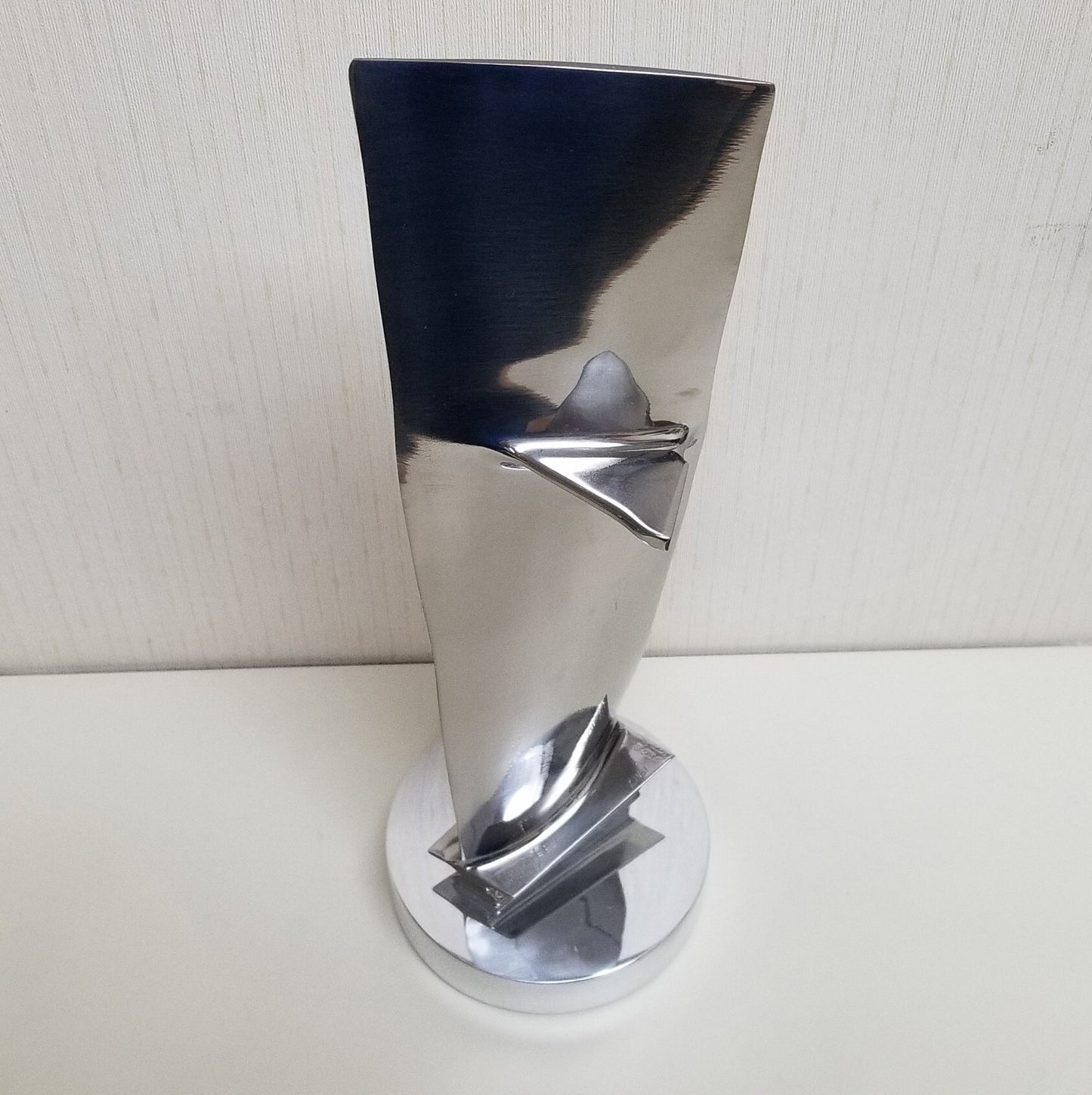 Pratt & Whitney JT8D stage 1 jet engine blade on a stand.